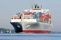 Der Frachter COSCO PHILIPPINES  fährt mit Containern hoch beladen auf der Elbe Richtung Nordsee. Das Containerschiff hat eine Länge von 334m und kann 8500 TEU / Standartcontainer transportieren.