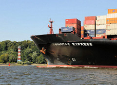 Bug der 2007 gebauten TSINGTAO EXPRESS vor Hamburg Wittenbergen. Das 335 lange und 42m breite Containerfrachtschiff kann 8749 TEU transportieren.