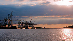 Sonnenuntergang im Hamburger Hafen - Frachter im Abendlicht am Terminal Burchardkai.