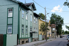 Wohnhäuser mit farbiger Holzfassade - Straße Timuti in Tallinn.