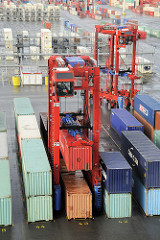 Containerlager beim Terminal Eurogate - zwei Portalhubwagen / van carrier bei der Verladung von Containern.