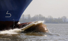 Wulstbug / Schiffbug vom Containerfrachter Kalkavan in Fahrt auf der Elbe bei Hamburg.