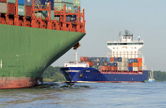 Schiffsverkehr auf der Elbe - das Containerschiff EMPIRE fährt Richtung Hamburger Hafen; ein Containerriese läuft elbabwärts Richtung Nordsee. Das Feeder Schiff EMPIRE ist 2009 gebaut, hat eine Länge von 170m und eine Breite von 25m und kann 1440 Sta
