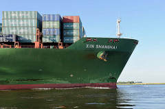 Schiffsbug des Frachters XIN SHANGHAI auf der Elbe bei Hamburg.