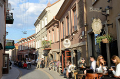 Altstadt von Vilnius - Fussgängerzone Savičiaus; Restaurants und Cafés auf der Straße.