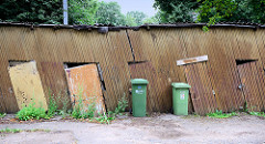 Windschiefes Lagerhaus / Schuppen - Seitenstraße in Kaunas.