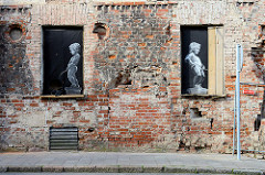 Alte Hausfassade, Hausruine mit  Graffiti / Stencil - pinkelnde Knaben; Kaunas / Litauen.