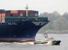 Bug des Schiffs HYUNDAI FORCE und Lotsenschiff; der fast 340m lange Containerriese HYUNDAI FORCE fährt auf der Elbe Richtung Hamburger Hafen; mit dem Lotsenschiff LOTSE 1 ist der Hafenlotse an Bord gebracht worden. Der Containerfrachter kann 8750
