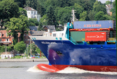 Der Container-Feeder HELGALAND auf der Elbe in Fahrt vor Hamburg Teufelsbrück