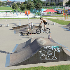 Sportpark am Ufer der Neris in Vilnius - Sprungschanze bikes.