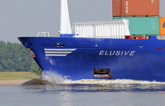 Das Container-Feederschiff ELUSIVE auf der Unterelbe; der 133m lange und 18m breite Frachter ist 1995 bei der J. J. Sietas-Werft in Hamburg vom Stapel gelaufen.