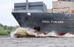Das 2006 gebaute Frachtschiff OOCL FINLAND in Fahrt auf der Elbe; das 134m lange Schiff hat eine Tragfähigkeit 11360 t.