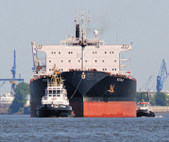 Das Massengutschiff PETKA wird mit Schlepperunterstützung aus dem Hamburger Hafen geschleppt. Der Frachter hat eine Länge von 255 m,  eine Breite von 32 m sowie einen Tiefgang von 14,3 m.