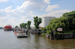 Tanklager - Öltanks im Petroleumhafen / Tankschiffhafen Hamburg Waltershof; der Tanker Bow Fagus und das Tankschiff Dettmer Tank 47 werden über Pipelines entladen.