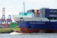 Das Feederschiff ANNA SIRKKA fährt in den Köhlbrand / Süderelbe ein und ist auf dem Weg zum Container Terminal Altenwerder. Im Hintergrund die Container-Brücken des Waltershofer Hafen, Terminal Burchardkai.