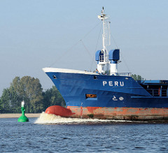 Wulstbug des Container Feeder PERU auf der Elbe bei Hamburg. Die moderne Form des Schiffsbugs verringert den Wasserwiderstand der Schiffe bis zu 10 %.