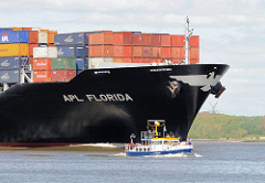 Bug des Containerschiffs APL FLORIDA - ein Motorboot überholt das riesige Containerschiff.