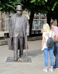 Bronzeskulptur / Statue von Jonas Vileišis, ehem. Bürgermeister von Kaunas - in der Laisvės alėja / Freiheitsallee - Fussgängerzone.