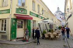 Strasse im ehem. jüdischen Viertel in Vilnius; schmale Gasse  - Tische von Restaurants / Cafés auf der Straße.