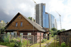 Alt + Neu - ursprüngliches Wohnhaus / traditionelle Holzbauweise / Holzhaus, Baustelle eines modernes Hochhauses - Stadtteil Šnipiškės in Vilnius.