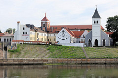 Blick über die Memel zu einem Gebäude der Vilnius-Universität in Kaunas.