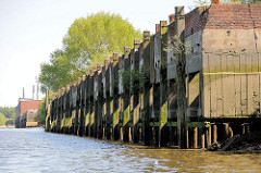 Alte Kaianlage / Melniker Ufer  im Hamburger Moldauhafen bei Niedrigwasser.