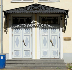 Alte Eingangstür / historische Holztür in Tallinn.