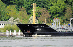 Der Tanker JANA fährt elbabwärts auf der Höhe von Hamburg Blankenese; Kinder lernen das Segeln in Dingis / kleinen Segelbooten neben den fahrenden Grossschiffen. Der Tanker JANA ht eine Länge von knapp 70m und eine Breite von 12m; sein Tankvolumen be