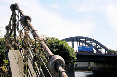 Altes originales Eisengeländer, Treppenaufgang am Oberhafenkanal / Billhafen in Hamburg Rothenburgsort; im Hintergrund die Billhorner Brückenstraße.