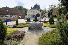 Bronzeskulpturen - Schäfer mit Heidschnucken - im Ortskern von Bispingen