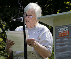 Ester Bejarano liest auf der Veranstaltung "Bücherverbrennung – nie wieder" am Gedenkplatz zur Erinnerung an die Hamburger Bücherverbrennung.