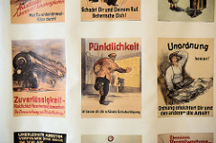 Alte Ermahnungsplakate im Museum der Arbeit in Hamburg Barmbek; Pünktlichkeit ist besser als die schönste Entschuldigung.