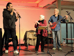 Ester Bajarano & Microphone Mafia - Sohn Joram und Kutlu Yurtseven - auf der Bühne der Alten Fabrik im Museum der Arbeit in Hamburg Barmbek.