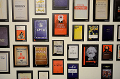 Unterschiedliche internationale Ausgaben DAS KAPITAL, Karl Marx - Ausstellung im Hamburger Museum der Arbeit.