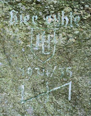 Gedenkstein Hermann Löns - Heimatdichter / Heidedichter - in der Lüneburger Heide bei Barrl, vormals ein Privatgrundstück des Gauleiters. Kurzzeitig von der SA 1934 - 1935 genutzte Grabstätte für Hermann Löns.