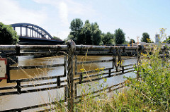 Altes originales Eisengeländer am Oberhafenkanal / Billhafen in Hamburg Rothenburgsort; im Hintergrund die Billhorner Brückenstraße.