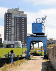Alter Kran am Kai im Hamburger Billhafen / Rothenbursort - Schüttgutverladestation; im Hintergrund das Hochhaus vom Hotel Holiday Inn an den Hamburger Elbbrücken.