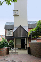 Eingang / Kirchturm der  katholischen St. Marien-Kirche in Jever; geweiht 1966 - Architekt Gerd Rohling.