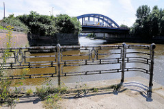 Altes originales Eisengeländer am Oberhafenkanal / Billhafen in Hamburg Rothenburgsort; im Hintergrund die Billhorner Brückenstraße.