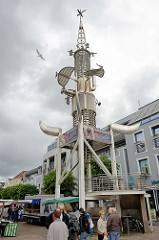 Skulptur auf dem Auricher Marktplatz - Sous Turm. Der aus Würselen bei Aachen stammenden Künstler Albert Sous entwarf 1990 ein Kunstobjekt, das im Wesentlichen aus Abfällen des Forschungszentrums Jülich errichtet wurde.