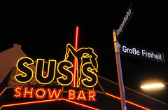 Hamburger Kiez bei Nacht - Schild Susis Show Bar, Straßenschilder Reeperbahn / Große Freiheit.