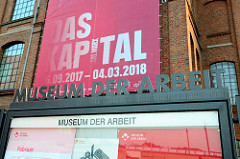 Ankündigungstransparent Das Kapital im Musum der Arbeit in Hamburg Barmbek.
