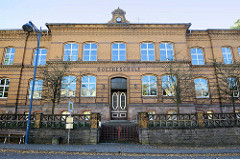 Historisches Schulgebäude unter Denkmalschutz stehend - Goetheschule in Sangerhausen; Backsteingebäude, erbaut 1885.