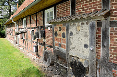 Ausgestellte Nisthilfen, Insektenhotels an der Alfred Toepfer Akademie für Naturschutz in der Lüneburger Heide.