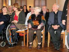 Ester Bajarano und Mitglieder des Auschwitzkomitees auf ihrem 80. Geburtstag Stavenhagenhaus Groß Borstel.