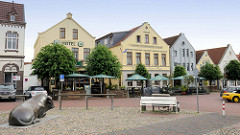 Alter Markt von Jever - historische Häuser und Bronzefigur liegender Bulle.