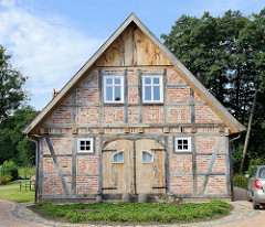 Alte Fachwerkscheune mit Holz-Doppeltor, Ziegelfüllung des Fachwerks mit Dekor; Architekturbilder aus Bispingen.