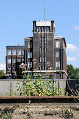 Expressionistische Architektur in Hamburg - Backsteinexpressionismus am Billhafen in Hamburg Rothenburgsort; Verwaltungsgebäude unter Denkmalschutz stehend am Brandshofer Deich, Architekt Otto Hoyer - 1926.