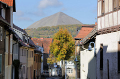 Häuser der Stadt Sangerhausen - Blick auf die Abraumhalde Hohe Linde.