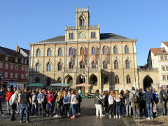 Markt von Weimar, Blick zum historischen Rathaus der Stadt; erbaut nach einem Brand 1841 im neugotischen Stil.